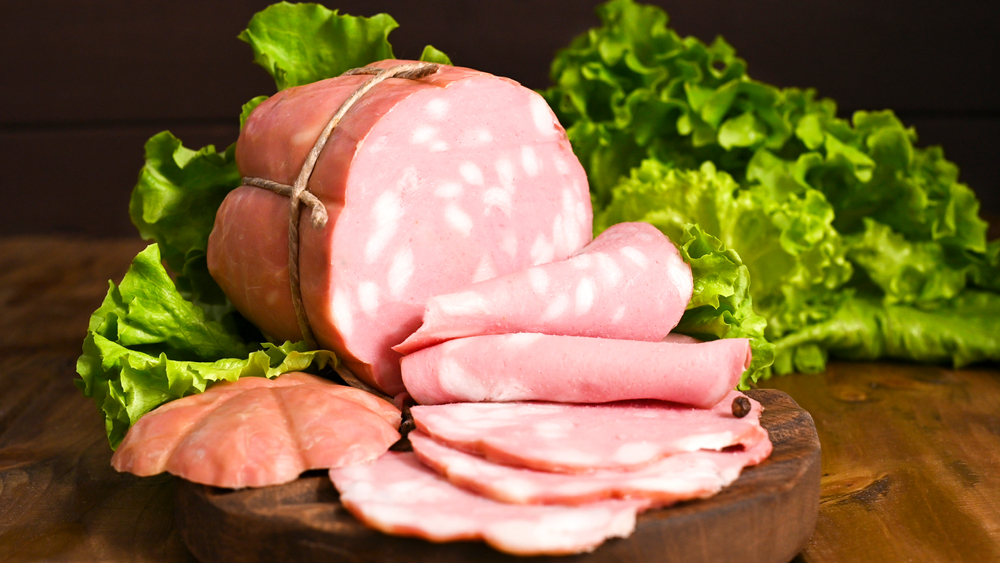 Mortadella med några skivor sallad