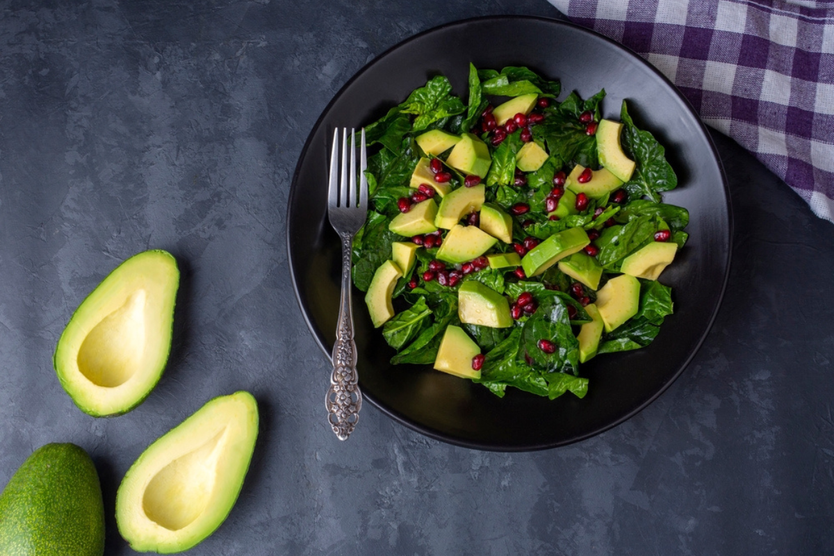 Omogen avokado i en härlig sallad