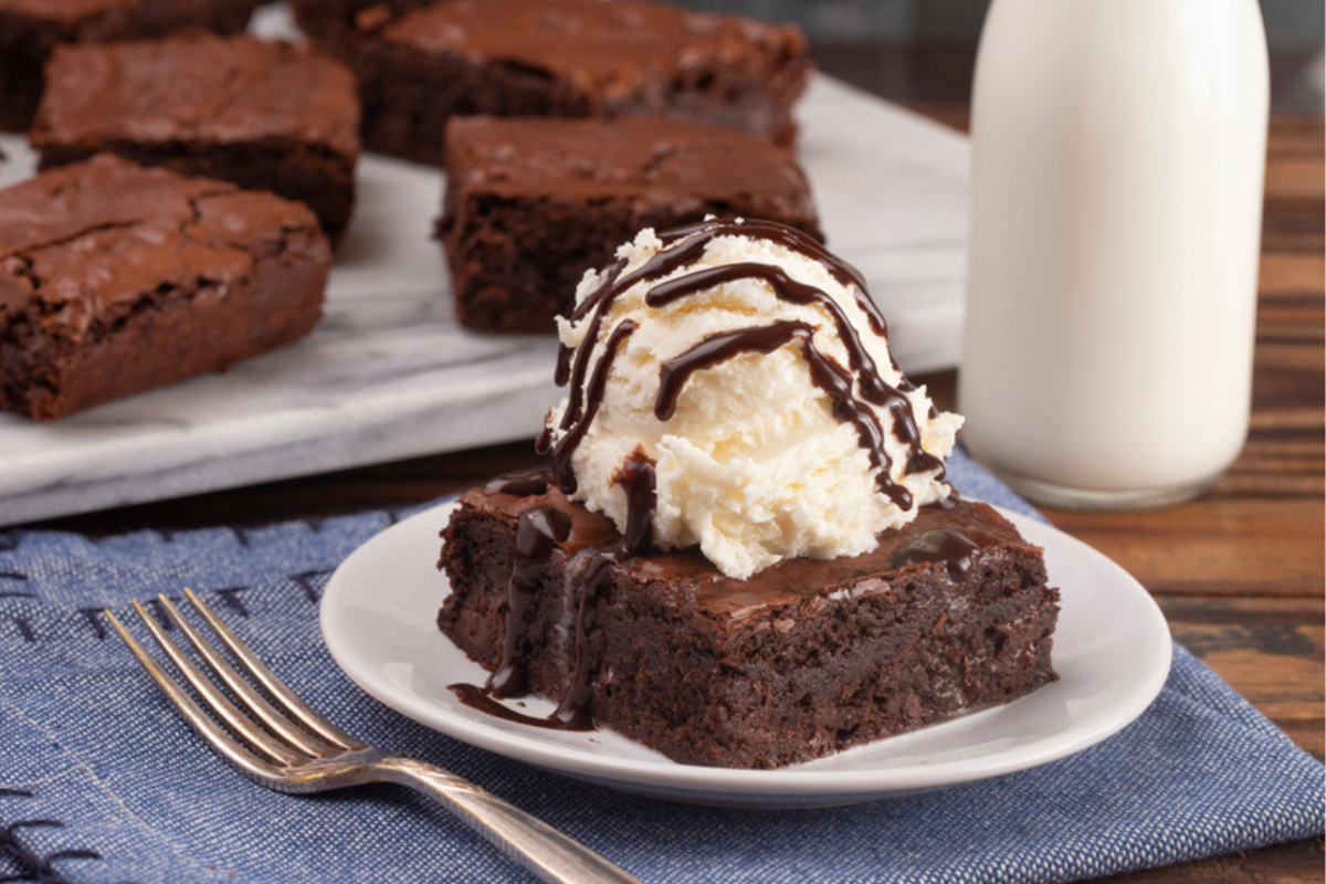 Brownie fryst och serverad med en kula vaniljglass