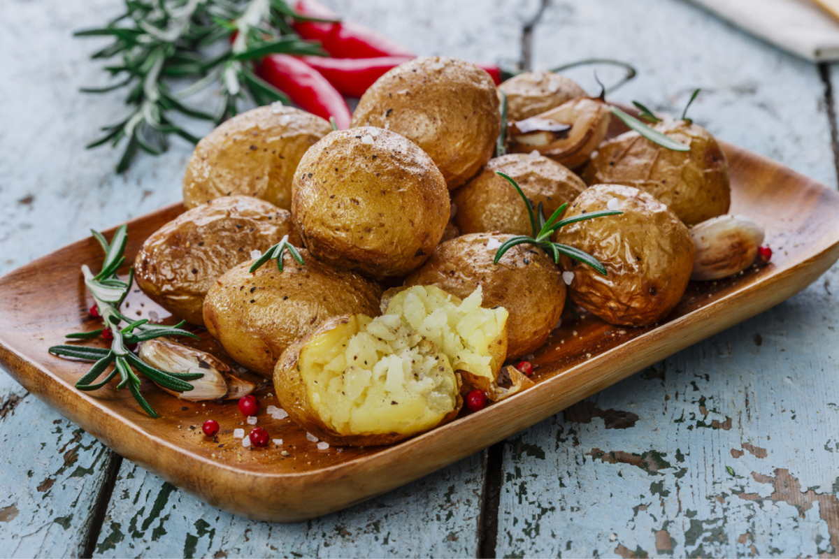 perfekt bakad potatis placerad på en bricka